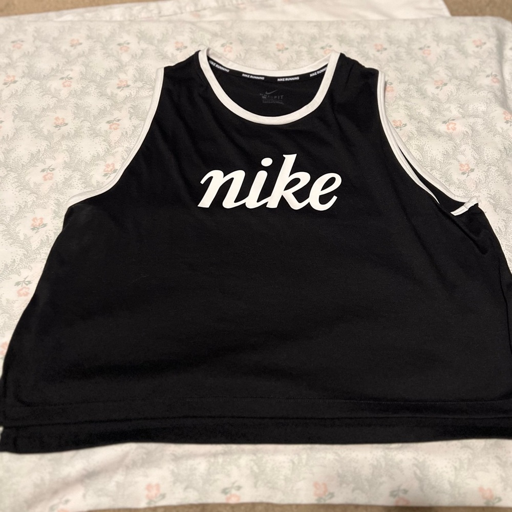 Nike top great for the gym size L only wore 1 time!